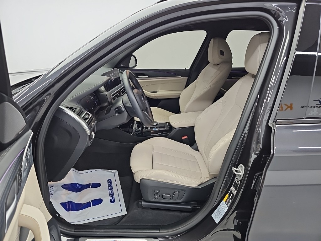 BMW iX3, 2025 — фото 10 из 12
