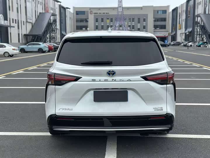 Toyota Sienna, 2023 — фото 8 из 9