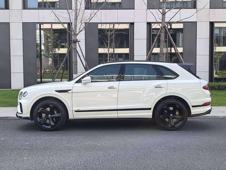 Bentley Bentayga, 2023 — фото 6 из 9