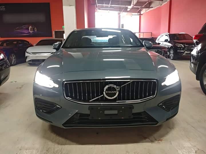 Volvo S60, 2023 — фото 3 из 9