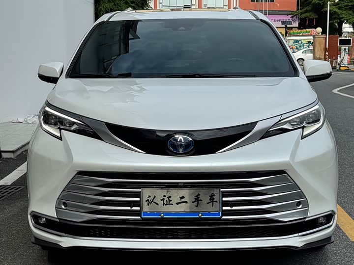 Toyota Sienna, 2023 — фото 2 из 9