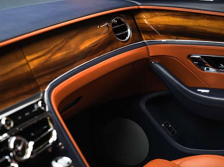 Bentley Flying Spur Hybrid, 2024 — фото 6 из 9
