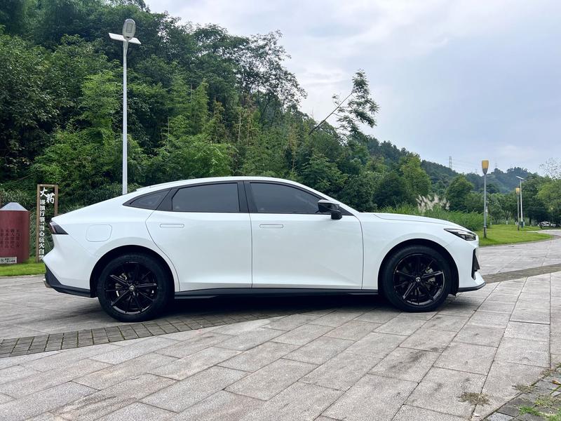 Changan UNI-V Hybrid, 2022 — фото 8 из 12