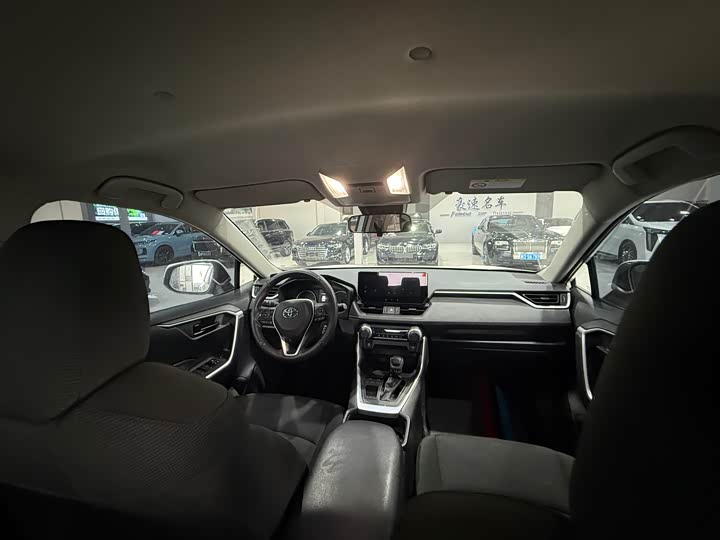 Toyota RAV4, 2023 — фото 8 из 9