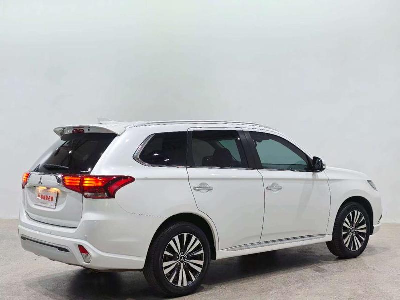 Mitsubishi Outlander, 2022 — фото 5 из 12
