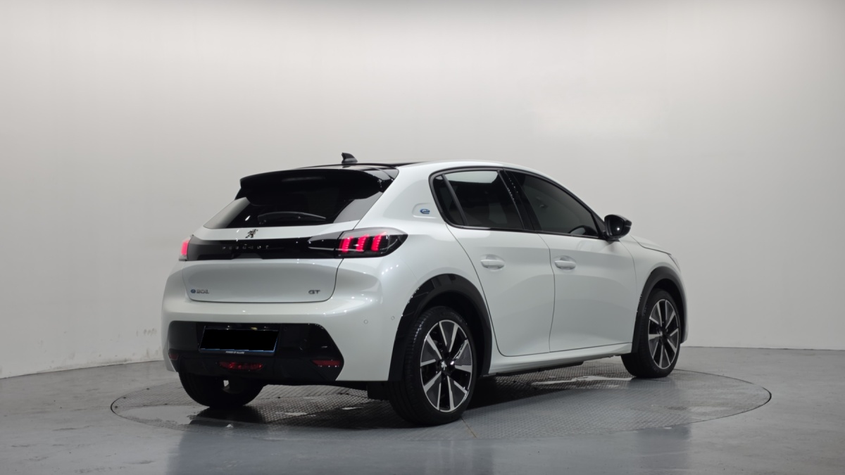 Peugeot 208, 2022 — фото 2 из 12