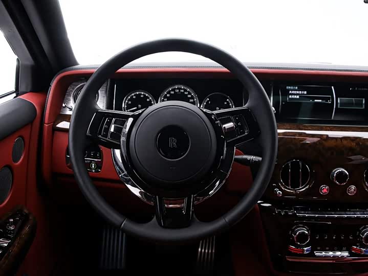 Rolls-Royce Phantom, 2022 — фото 7 из 9